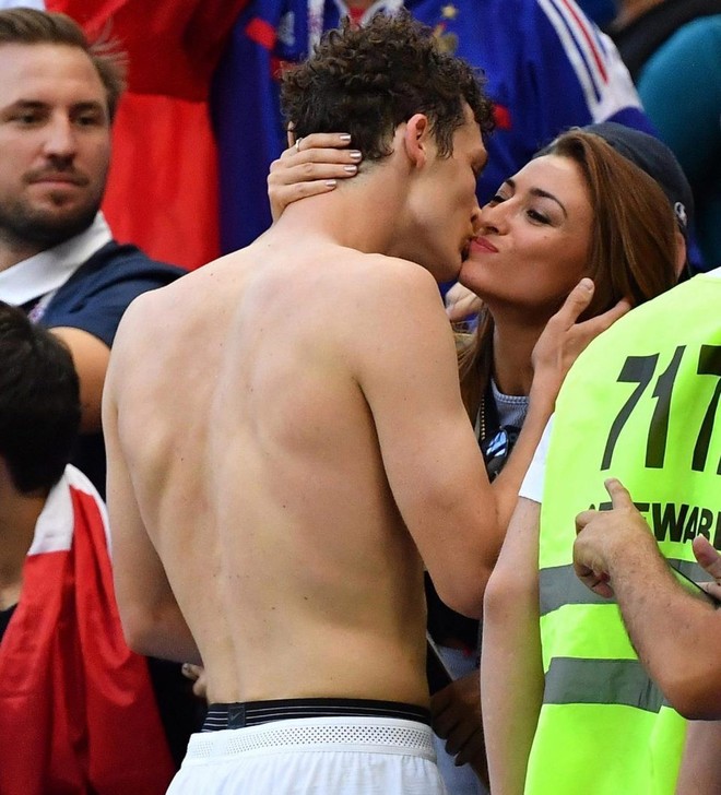 Hoa hậu Pháp là người yêu của cầu thủ lập tuyệt phẩm loại Argentina khỏi World Cup 2018 - Ảnh 2.