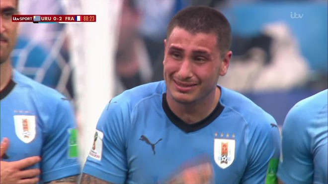 Cầu thủ Uruguay khóc rưng rức vì thất vọng, dù chưa hết trận - Ảnh 2.