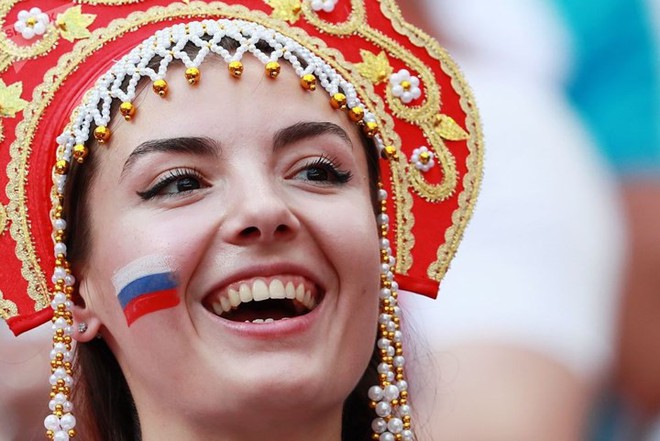 Ảnh: Những chiếc mũ Kokoshnik Nga tô điểm khán đài mùa World Cup - Ảnh 1.