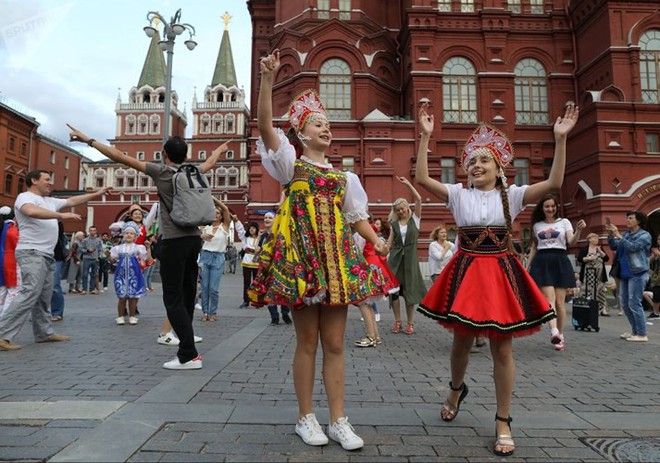 Ảnh: Những chiếc mũ Kokoshnik Nga tô điểm khán đài mùa World Cup - Ảnh 2.
