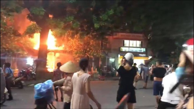 H&agrave; Nội: Đang ngồi uống bia, qu&aacute;n bỗng bốc ch&aacute;y dữ dội, nhiều thực kh&aacute;ch nhảy từ tầng 2 xuống tho&aacute;t th&acirc;n - Ảnh 2.