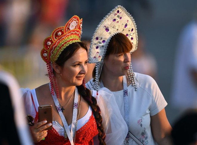 Ảnh: Những chiếc mũ Kokoshnik Nga tô điểm khán đài mùa World Cup - Ảnh 16.