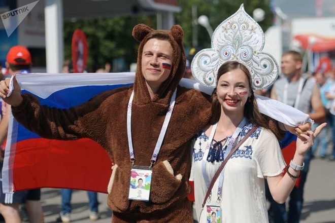 Ảnh: Những chiếc mũ Kokoshnik Nga tô điểm khán đài mùa World Cup - Ảnh 3.