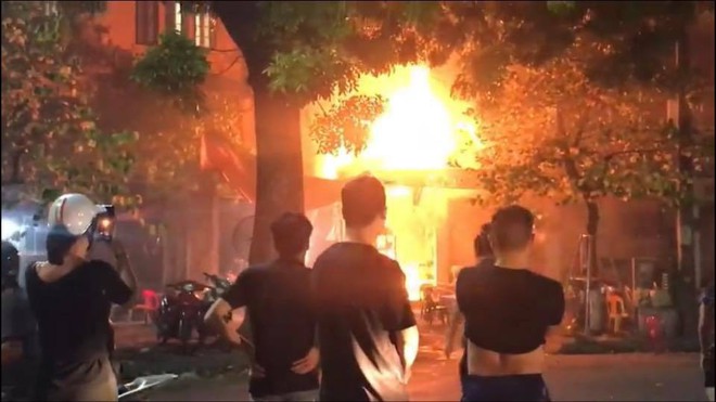 H&agrave; Nội: Đang ngồi uống bia, qu&aacute;n bỗng bốc ch&aacute;y dữ dội, nhiều thực kh&aacute;ch nhảy từ tầng 2 xuống tho&aacute;t th&acirc;n - Ảnh 3.