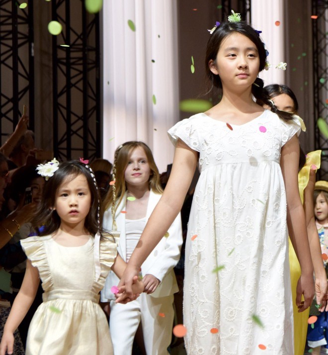 Con gái Vương Phi - Lý Á Bằng ngày càng cao, tự tin sải bước trên sàn catwalk - Ảnh 4.