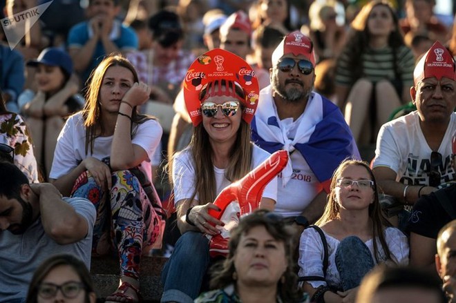 Ảnh: Những chiếc mũ Kokoshnik Nga tô điểm khán đài mùa World Cup - Ảnh 4.