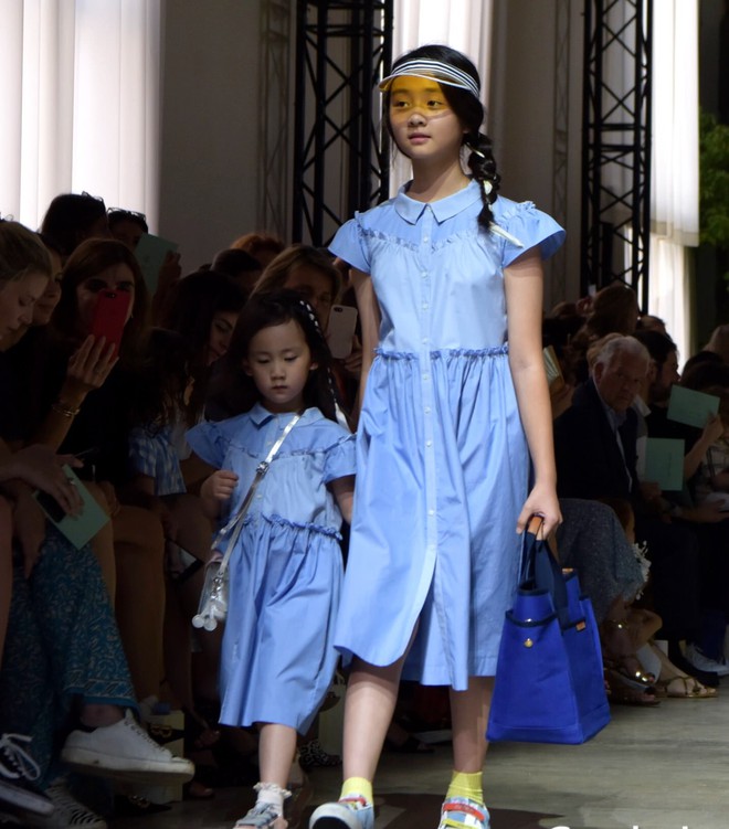Con g&aacute;i Vương Phi - L&yacute; &Aacute; Bằng ng&agrave;y c&agrave;ng cao, tự tin sải bước tr&ecirc;n s&agrave;n catwalk - Ảnh 5.