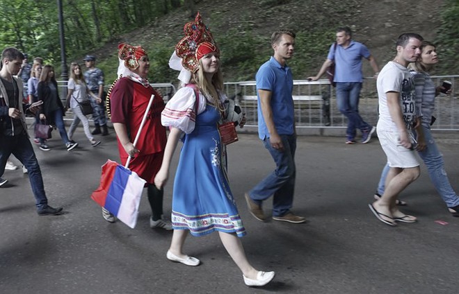 Ảnh: Những chiếc mũ Kokoshnik Nga tô điểm khán đài mùa World Cup - Ảnh 6.