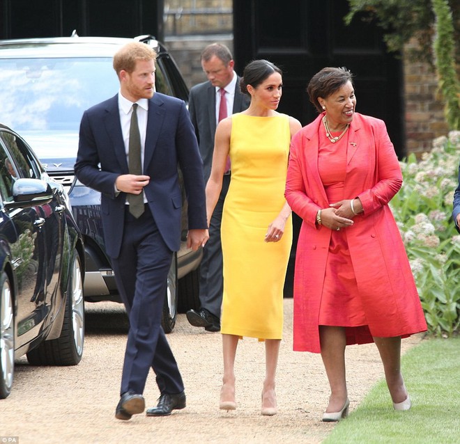 Không đi cùng Nữ hoàng, Meghan Markle chiếm trọn spotlight với váy vàng nổi bật bắt kịp trend hè năm nay - Ảnh 7.