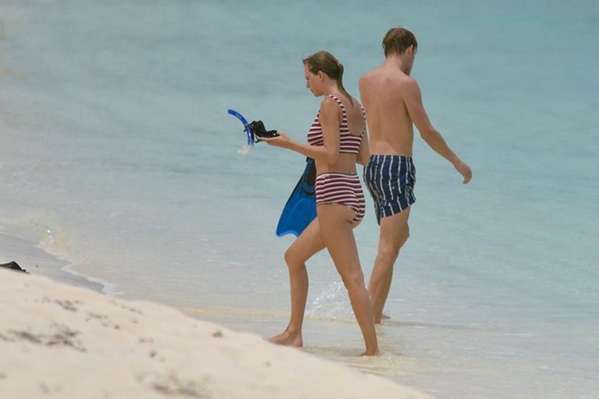 Taylor Swift lộ dáng mũm mĩm khi mặc bikini tắm biển cùng bạn trai - Ảnh 4.