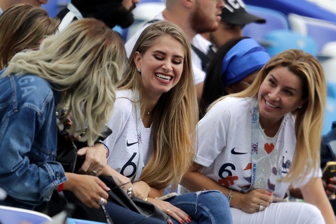 Bạn gái Pogba dẫn đầu dàn WAGs tiếp sức tuyển Pháp thăng hoa trước Uruguay - Ảnh 4.