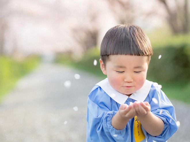 Cậu nh&oacute;c Nhật Bản đầu nấm m&aacute; ph&iacute;nh với 1001 biểu cảm kh&ocirc;ng y&ecirc;u kh&ocirc;ng được - Ảnh 1.