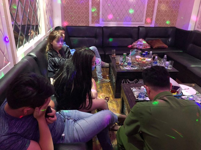 Gần 20 nam nữ ph&ecirc; ma tu&yacute; th&aacute;c loạn ở qu&aacute;n karaoke ở S&agrave;i G&ograve;n - Ảnh 7.