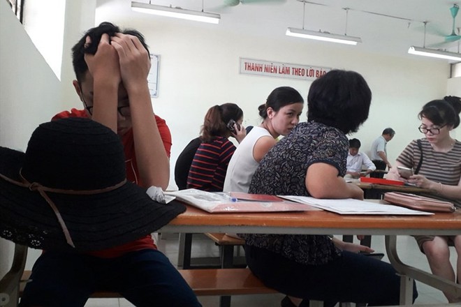 Th&ecirc;m một trường kh&ocirc;ng trả lại ph&iacute; giữ chỗ 10 triệu v&igrave; l&yacute; do đ&oacute; l&agrave; quy định từ đầu, phụ huynh buộc phải nghe theo - Ảnh 1.