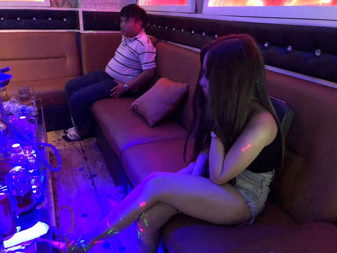 Gần 20 nam nữ phê ma tuý thác loạn ở quán karaoke ở Sài Gòn - Ảnh 8.
