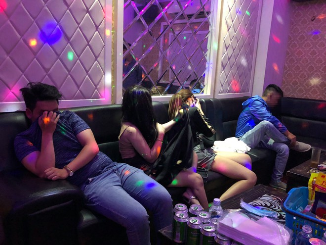 Gần 20 nam nữ ph&ecirc; ma tu&yacute; th&aacute;c loạn ở qu&aacute;n karaoke ở S&agrave;i G&ograve;n - Ảnh 2.