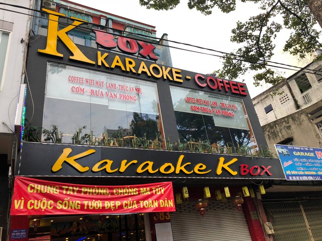 Gần 20 nam nữ ph&ecirc; ma tu&yacute; th&aacute;c loạn ở qu&aacute;n karaoke ở S&agrave;i G&ograve;n - Ảnh 1.