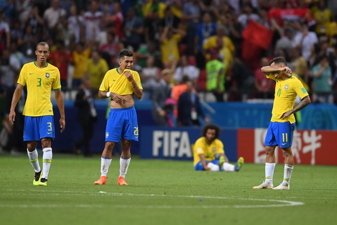 CĐV Brazil đau đớn, rơi nước mắt chứng kiến Brazil bị loại cay đắng - Ảnh 8.