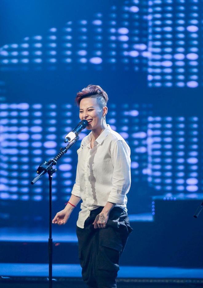 The Debut: Trish Lương dừng ch&acirc;n sau phần thi bị đ&aacute;nh gi&aacute; thể hiện qu&aacute; nhiều, giọng h&aacute;t kh&ocirc;ng mới mẻ - Ảnh 4.