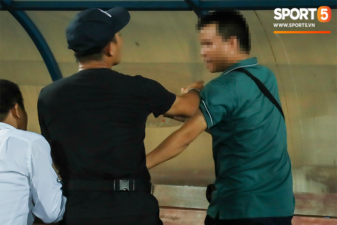 KINH HO&Agrave;NG: Fan Nam Định đuổi trọng t&agrave;i, đ&aacute;nh ph&oacute;ng vi&ecirc;n ở trận cầu Phan Văn Đức toả s&aacute;ng - Ảnh 5.