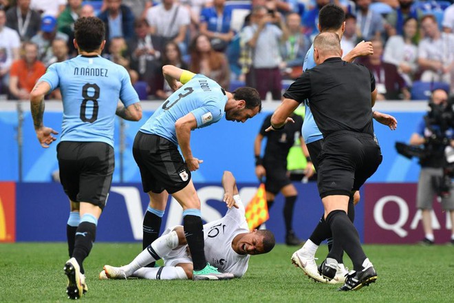 Pele mới Mbappe bị chỉ tr&iacute;ch v&igrave; ăn vạ giống Neymar - Ảnh 1.