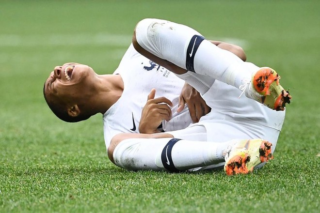 Pele mới Mbappe bị chỉ tr&iacute;ch v&igrave; ăn vạ giống Neymar - Ảnh 2.