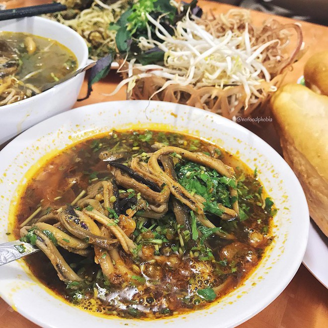 Mặc kệ trời mưa giông hay nắng cháy, các món ăn từ lươn vẫn hớp hồn hội mê ăn như thường - Ảnh 2. Mặc kệ trời mưa giông hay nắng cháy, các món ăn từ lươn vẫn hớp hồn hội mê ăn như thường - Ảnh 2.
