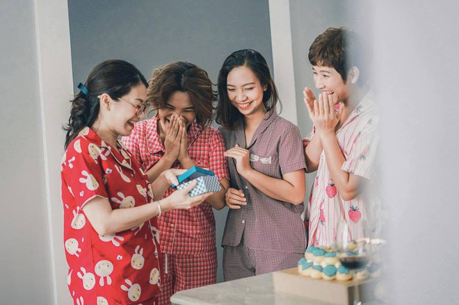 Bộ ảnh 20 năm t&igrave;nh bạn của 4 c&ocirc; n&agrave;ng từng nhiều lần nghỉ chơi, xa nửa v&ograve;ng thế giới rồi lại về b&ecirc;n nhau g&acirc;y sốt mạng - Ảnh 2.