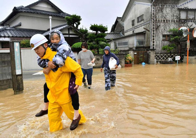 Những hình ảnh trong đợt mưa lũ kinh hoàng tại Nhật Bản khiến 38 người thiệt mạng, 50 người mất tích - Ảnh 11.