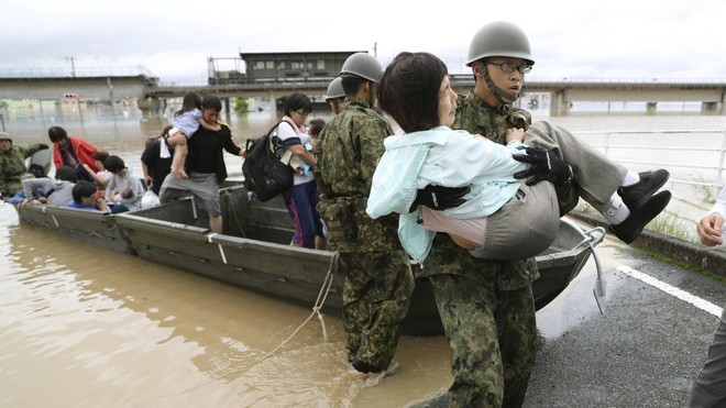 Những hình ảnh trong đợt mưa lũ kinh hoàng tại Nhật Bản khiến 38 người thiệt mạng, 50 người mất tích - Ảnh 15.