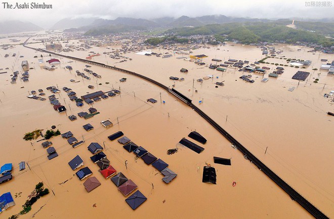 Những hình ảnh trong đợt mưa lũ kinh hoàng tại Nhật Bản khiến 38 người thiệt mạng, 50 người mất tích - Ảnh 20.