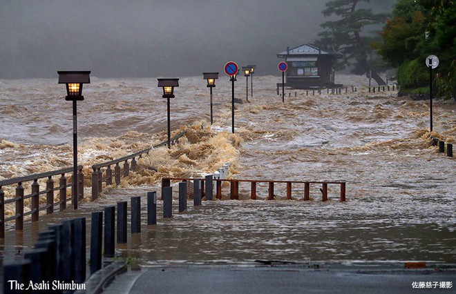 Những hình ảnh trong đợt mưa lũ kinh hoàng tại Nhật Bản khiến 38 người thiệt mạng, 50 người mất tích - Ảnh 3.