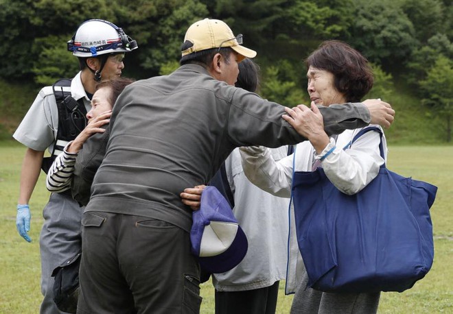 Những hình ảnh trong đợt mưa lũ kinh hoàng tại Nhật Bản khiến 38 người thiệt mạng, 50 người mất tích - Ảnh 8.