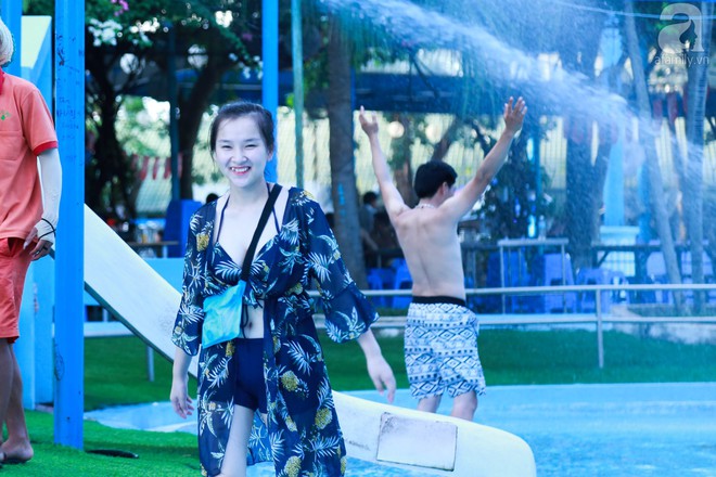 Ch&ugrave;m ảnh: D&acirc;n t&igrave;nh thoả sức v&ugrave;ng vẫy giải nhiệt tại &ldquo;bể bơi&rdquo; lớn nhất H&agrave; Nội - Ảnh 11.