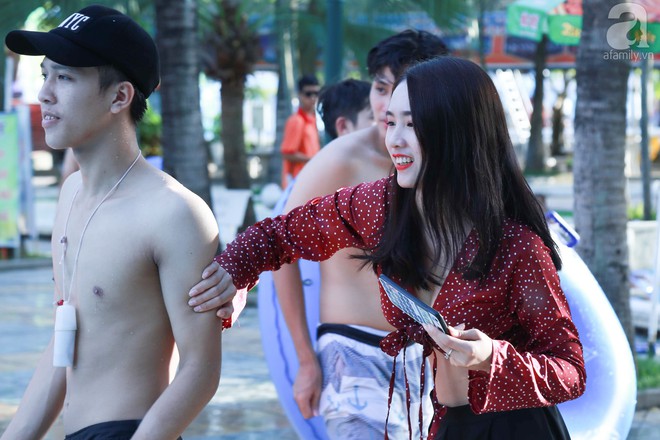 Ch&ugrave;m ảnh: D&acirc;n t&igrave;nh thoả sức v&ugrave;ng vẫy giải nhiệt tại &ldquo;bể bơi&rdquo; lớn nhất H&agrave; Nội - Ảnh 12.