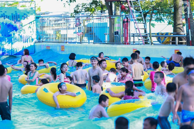 Ch&ugrave;m ảnh: D&acirc;n t&igrave;nh thoả sức v&ugrave;ng vẫy giải nhiệt tại &ldquo;bể bơi&rdquo; lớn nhất H&agrave; Nội - Ảnh 14.