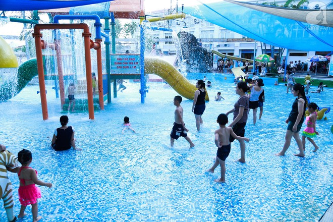 Ch&ugrave;m ảnh: D&acirc;n t&igrave;nh thoả sức v&ugrave;ng vẫy giải nhiệt tại &ldquo;bể bơi&rdquo; lớn nhất H&agrave; Nội - Ảnh 3.