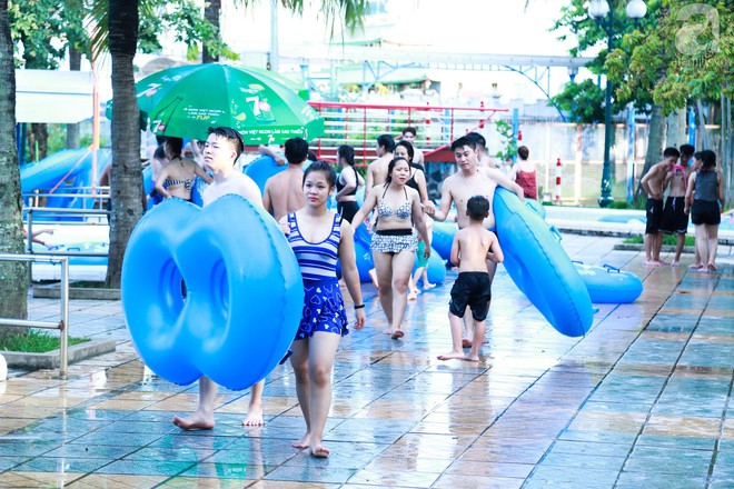 Ch&ugrave;m ảnh: D&acirc;n t&igrave;nh thoả sức v&ugrave;ng vẫy giải nhiệt tại &ldquo;bể bơi&rdquo; lớn nhất H&agrave; Nội - Ảnh 4.