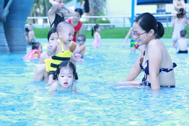 Ch&ugrave;m ảnh: D&acirc;n t&igrave;nh thoả sức v&ugrave;ng vẫy giải nhiệt tại &ldquo;bể bơi&rdquo; lớn nhất H&agrave; Nội - Ảnh 5.