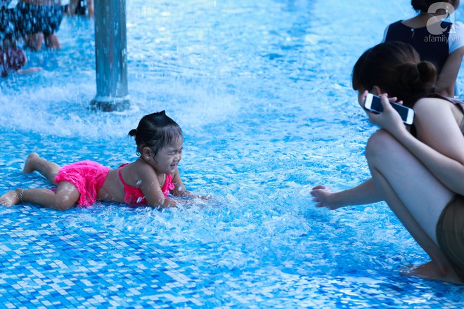 Ch&ugrave;m ảnh: D&acirc;n t&igrave;nh thoả sức v&ugrave;ng vẫy giải nhiệt tại &ldquo;bể bơi&rdquo; lớn nhất H&agrave; Nội - Ảnh 6.