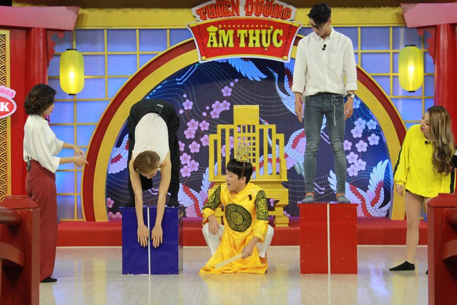 Trường Giang m&ecirc; mẩn theo d&otilde;i m&agrave;n tập yoga của Phương Trinh Jolie - Ảnh 6.