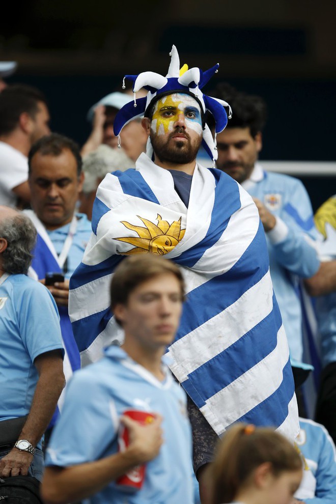 Nghẹn ngào cảnh CĐV Uruguay thất thần sau trận thua Pháp - Ảnh 3.