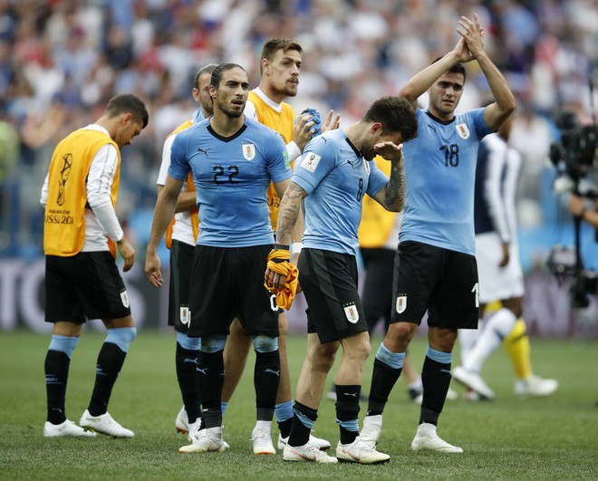 Nghẹn ngào cảnh CĐV Uruguay thất thần sau trận thua Pháp - Ảnh 1.