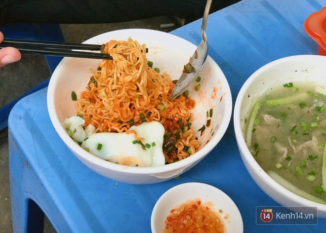 Sài Gòn có hàng bún nước Cô Có hay ho từ cái tên đến cách làm món ăn - Ảnh 7.