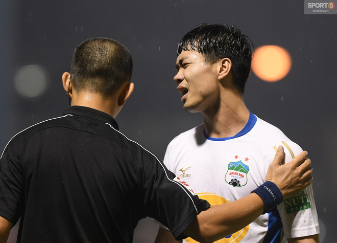 Chưa bao giờ người h&acirc;m mộ thấy C&ocirc;ng Phượng phản ứng gay gắt thế n&agrave;y, để rồi nhận thẻ v&agrave;ng - Ảnh 2.