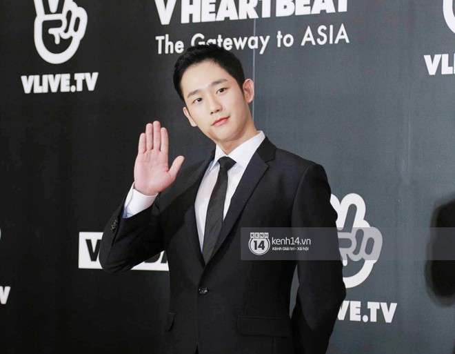 Thảm đỏ đêm nhạc Hàn-Việt: Jung Hae In, WINNER đẹp trai cực phẩm, Chi Pu và Hòa Minzy đọ sắc cùng loạt sao Việt - Ảnh 4.