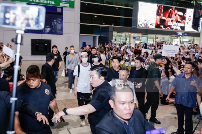 4 chàng trai WINNER nhà YG quyền lực đã đến sân bay Tân Sơn Nhất, bị bao vây bởi biển fan Việt náo loạn - Ảnh 2.