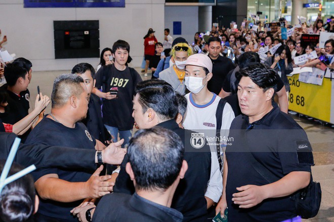4 chàng trai WINNER nhà YG quyền lực đã đến sân bay Tân Sơn Nhất, bị bao vây bởi biển fan Việt náo loạn - Ảnh 4.