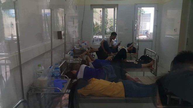 Hà Nội: Cả trăm học viên đau bụng nhập viện sau bữa ăn nghi ngộ độc - Ảnh 1.