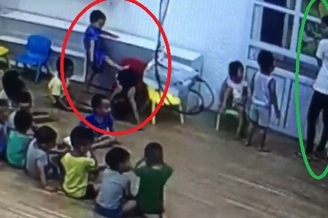 Chuyện lạ ở trường mầm non tại Sơn La: Mẹ quay clip trẻ đánh nhau, con bị cho thôi học - Ảnh 1.